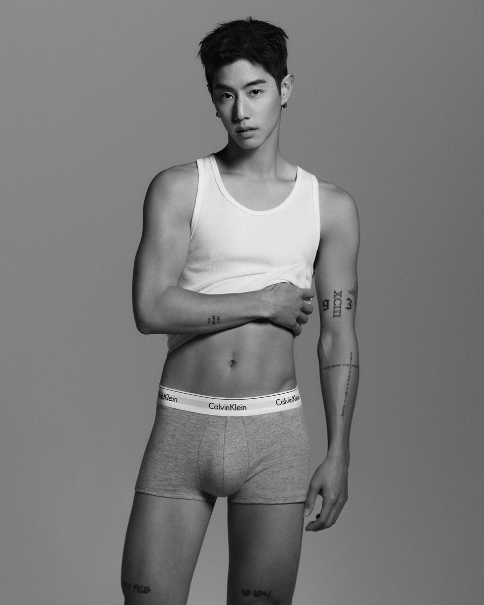 ELLEThailand's tweet photo. เมษานี้เดือดมาก! ภาพแคมเปญสุดร้อนแรงของหนุ่ม @marktuan และ @CalvinKlein  ในลุคชุดชั้นในสุดคลาสสิกของแบรนด์ที่โชว์ซิกแพคและหุ่นสุดเป๊ะของหนุ่มมาร์คที่เขย่าหัวใจแฟนๆ ไปแบบเต็มๆ 

#ELLEnews 
#MarkTuan #CalvinKlein #MyCalvins #MarkTuan_CalvinKlein https://t.co/0pSJRc2pTf