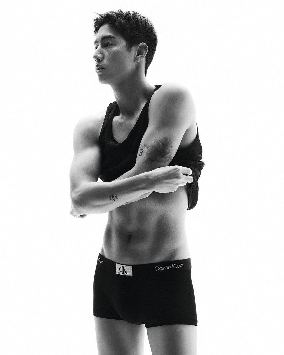 ELLEThailand's tweet photo. เมษานี้เดือดมาก! ภาพแคมเปญสุดร้อนแรงของหนุ่ม @marktuan และ @CalvinKlein  ในลุคชุดชั้นในสุดคลาสสิกของแบรนด์ที่โชว์ซิกแพคและหุ่นสุดเป๊ะของหนุ่มมาร์คที่เขย่าหัวใจแฟนๆ ไปแบบเต็มๆ 

#ELLEnews 
#MarkTuan #CalvinKlein #MyCalvins #MarkTuan_CalvinKlein https://t.co/0pSJRc2pTf