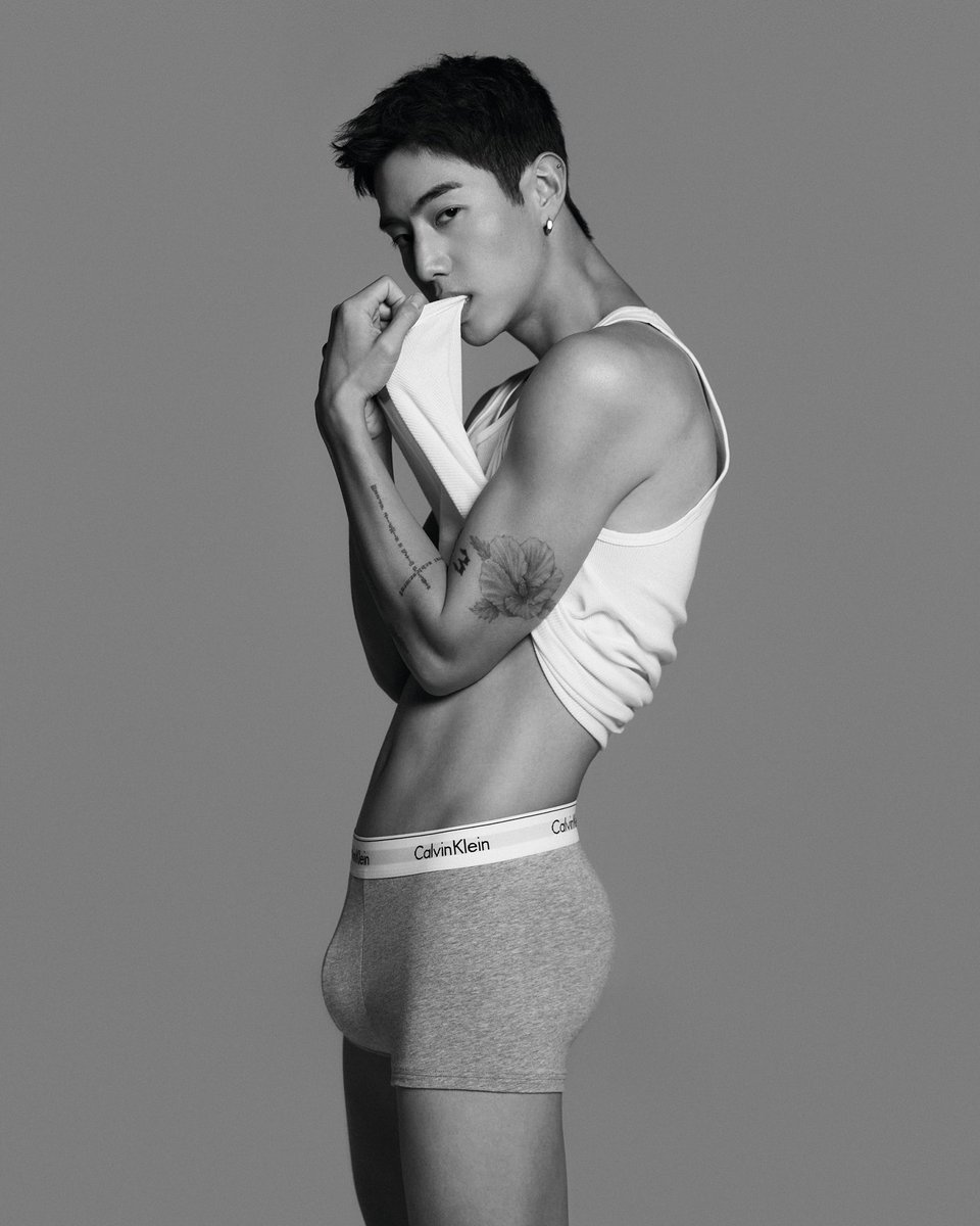 ELLEThailand's tweet photo. เมษานี้เดือดมาก! ภาพแคมเปญสุดร้อนแรงของหนุ่ม @marktuan และ @CalvinKlein  ในลุคชุดชั้นในสุดคลาสสิกของแบรนด์ที่โชว์ซิกแพคและหุ่นสุดเป๊ะของหนุ่มมาร์คที่เขย่าหัวใจแฟนๆ ไปแบบเต็มๆ 

#ELLEnews 
#MarkTuan #CalvinKlein #MyCalvins #MarkTuan_CalvinKlein https://t.co/0pSJRc2pTf