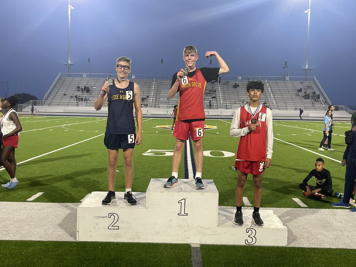 LDBailey1024's tweet photo. 8th grader Roberto Villegas finished 3rd in the Mile run!! I see you!! #FUTUREROO #FAMILY https://t.co/qwqb5Z4bKJ