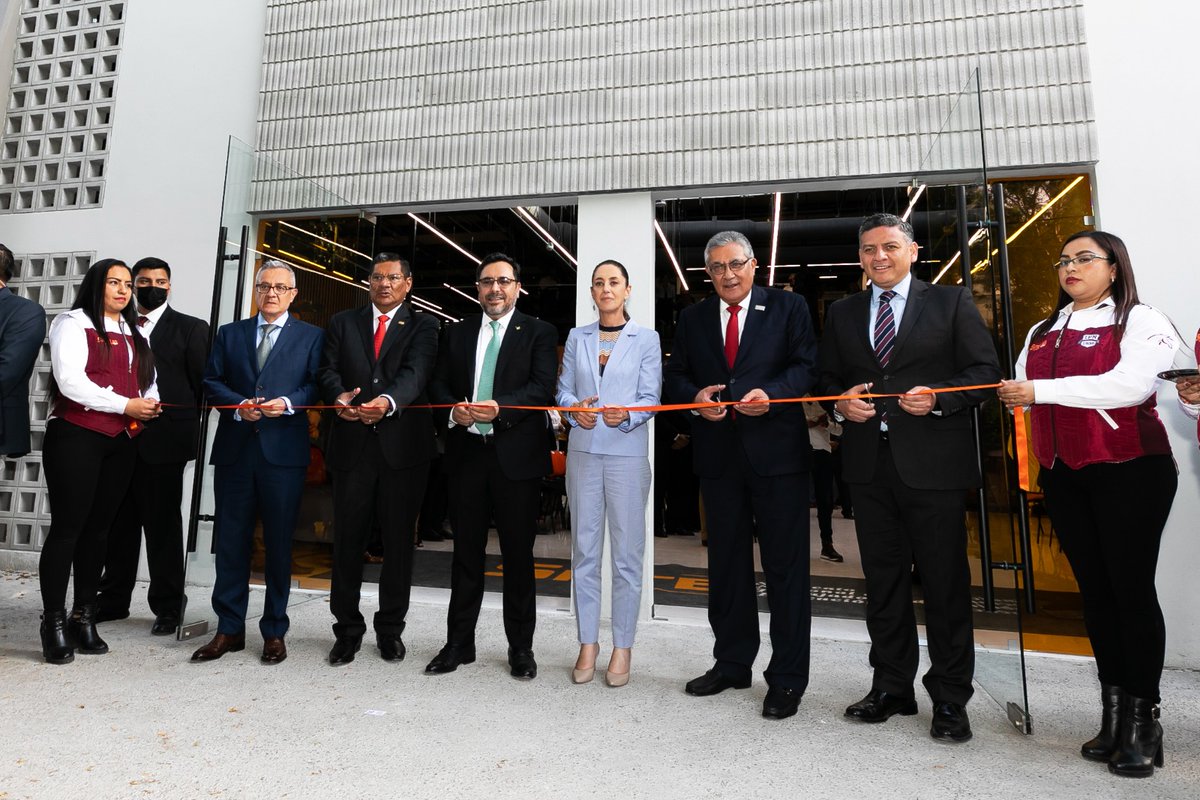 SnteNacional's tweet photo. #TodosSomosUno 🙋‍♀️🙋‍♂️

La @Seccion60SNTE inauguró su edificio sede 🏢 La ceremonia fue encabezada por el líder nacional #SNTE 📚 Mtro. Alfonso Cepeda Salas ✔️ la Jefa de Gobierno, Dra. @Claudiashein ✔️ el Director del @IPN_MX Dr. @ArturoReyesS_ ✔️ y el Srio Gral. @AleGardunoLop✔️ https://t.co/M00qhy5MnJ