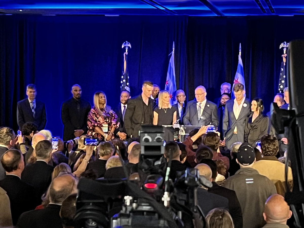 MSaavedraTV's tweet photo. Upon taking the podium, @PaulVallas says he spoke with @Brandon4Chicago and told him he fully expects Johnson to be the next mayor of Chicago. @cbschicago #chicagodecides https://t.co/7KIaZep2RG