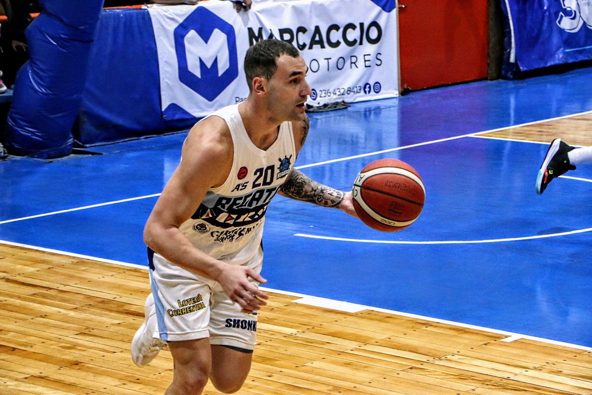 simplebasquet's tweet photo. #LNB FINAL @Argentino_junin 65 @ClubRegatasCtes 76 = @JonySlider y #Filipetti 15 - #Hinkle 18 y @alediez14 14
📸 Prensa Argentino https://t.co/91pFsmPgG5