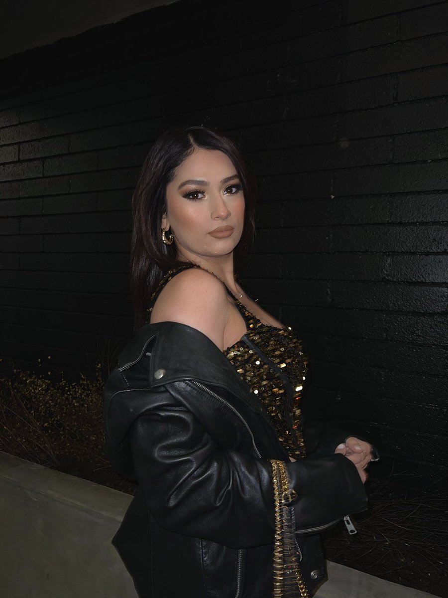 MehreeMakeup's tweet photo. Night out in LA aka in bed before 11pm✨ https://t.co/aJDH0Sd7H8