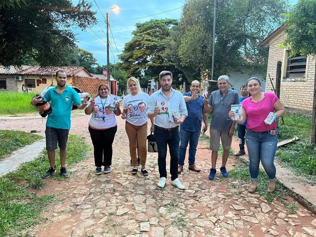 OviedoFidel's tweet photo. "Sigo sin descanso, continuamos por la Ciudad de Ñemby." expresó Juan Núñez, Candidato a Diputado de Central #Lista2 #Opcion10 . Agradeció el acompañamiento del Concejal Hugo Ayala y su equipo de trabajo https://t.co/DNK619MCKh