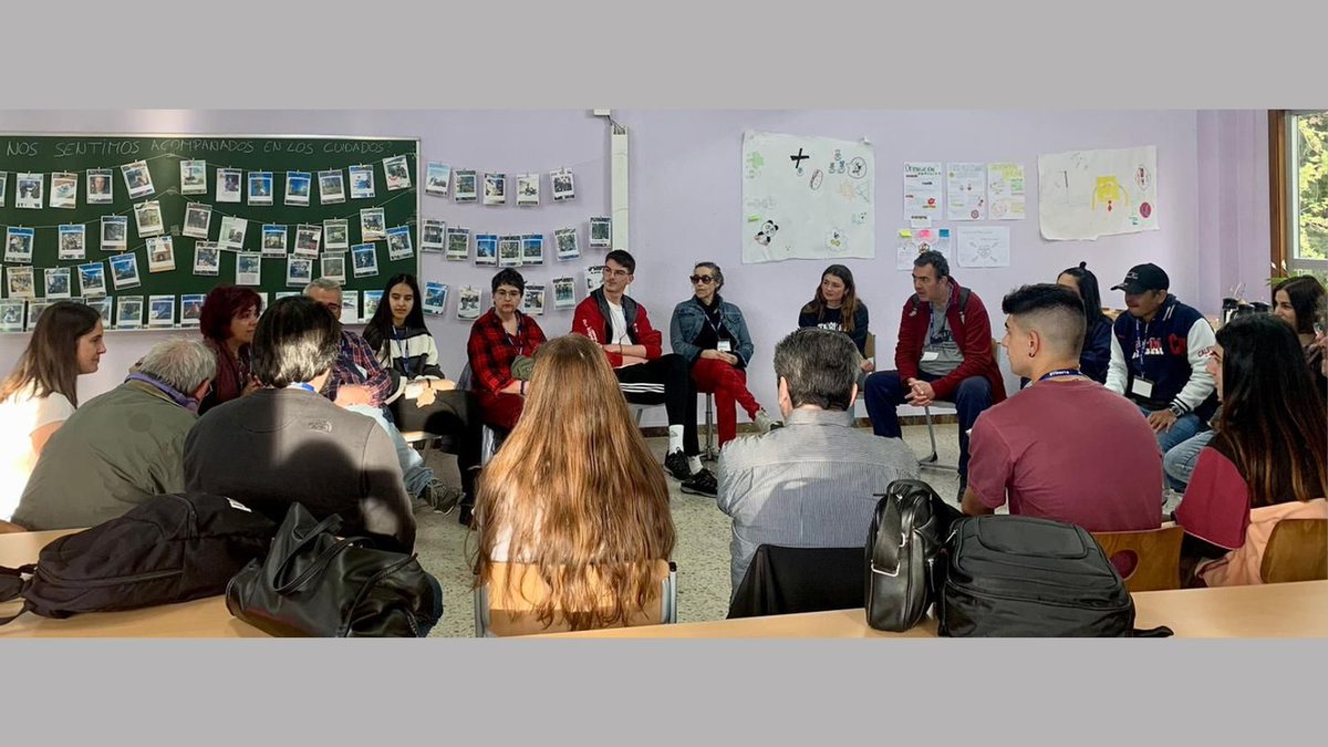 LaSalleMAD's tweet photo. 🤔¿Como nos sentimos acompañad@s en los #cuidados? Actividad compartida entre alumnado de #TrabajoSocial @LaSalleMAD y personas de la red de Salud Mental Latina -Galiana @Grupo5AyGsocial. Rompiendo barreras, #ContraElEstigma. Generando #RedesComunitarias. https://t.co/vewvfaHCuk
