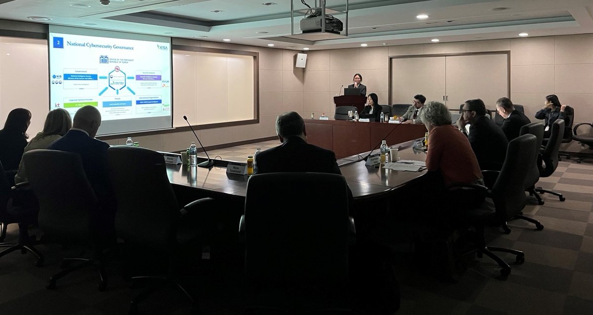 [KISA] 유럽전자통신규제기구 대표단 KISA 방문🎈

지난 4월 4일(화), 유럽전자통신규제기구(BEREC) 대표단이 KISA 서울청사에 방문했습니다🎉

KISA는 한국 사이버보안 현황 및 KISA의 주요 업무, 사이버보안 법 제도를 소개하고, BEREC과 사이버보안 정책 방향을 논의하는 시간을 가졌습니다😍