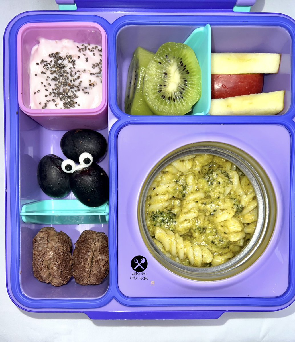 Zindzi_Foodie's tweet photo. Wednesday 🌻
Creamy Veggie (broccoli florets) Pasta + Pesto
Apple 🍎
Kiwi 🥝
Yogurt + chia seeds
Grapes 🍇
Chocolate cookies
#whatmytoddlereats #zindzithelittlefoodie #whatmykideats #omiebox #montessoritoddler #lusaka https://t.co/7OZZTnVZnm
