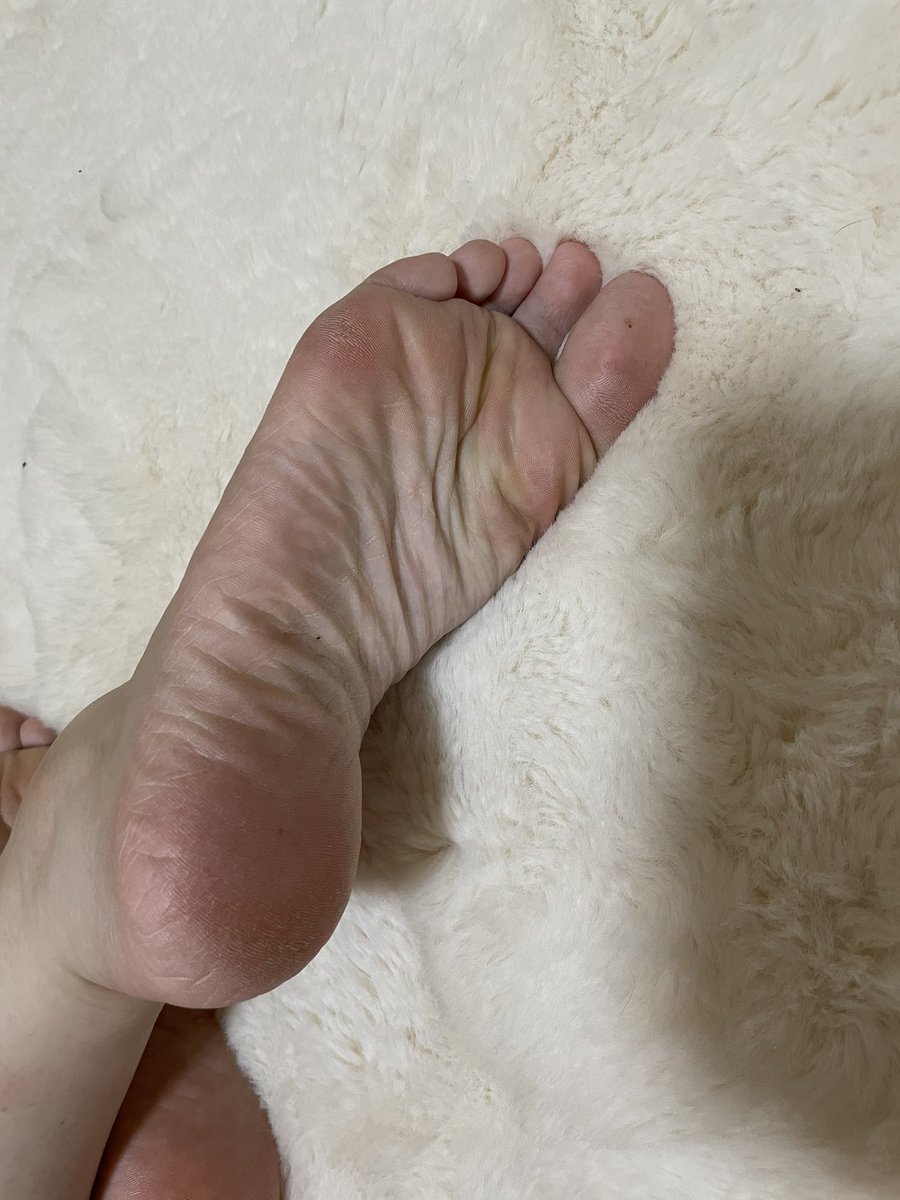 เท้าแห้งมากเลย อยากได้น้ำลายหมามาทำให้ชุ่มๆ 🤭 #ทาสเท้า #ทาสชาย #นายหญิง #ขายถุงเท้าใช้แล้ว #เพลย์ออนไลน์