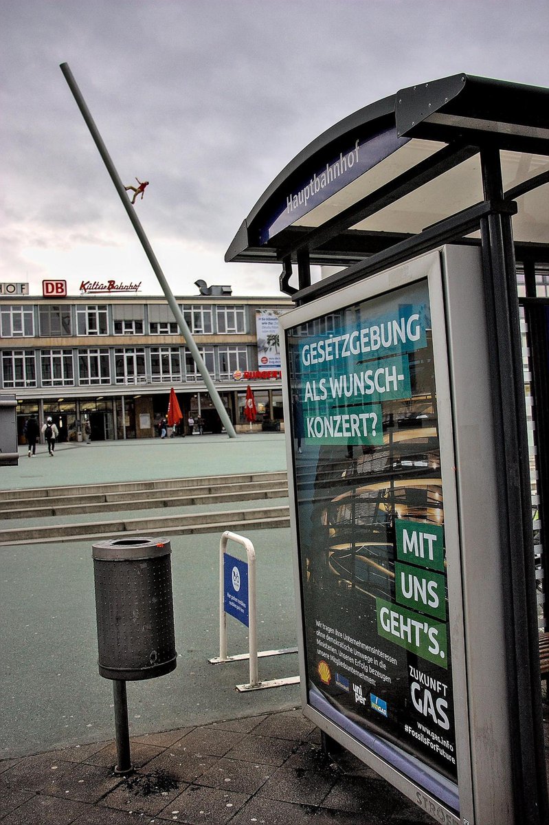 thereal_fff's tweet photo. Ehrliche Werbung von #Gaslobby-Verein @zukunft_gas in Kassel.

Ansässige Mitglieder von Zukunft Gas: Die ehem. Gazprom-Tochter #Wingas und fossiler Riese @wintershalldea.

Wie schön, dass das schmutzige Geschäftsmodell des Lobbyverbands nun für alle sichtbar ist! https://t.co/X5PALTbz28