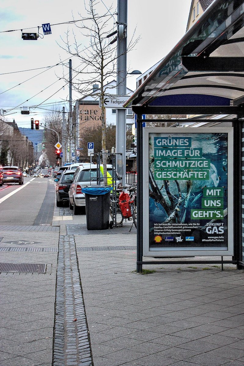 thereal_fff's tweet photo. Ehrliche Werbung von #Gaslobby-Verein @zukunft_gas in Kassel.

Ansässige Mitglieder von Zukunft Gas: Die ehem. Gazprom-Tochter #Wingas und fossiler Riese @wintershalldea.

Wie schön, dass das schmutzige Geschäftsmodell des Lobbyverbands nun für alle sichtbar ist! https://t.co/X5PALTbz28