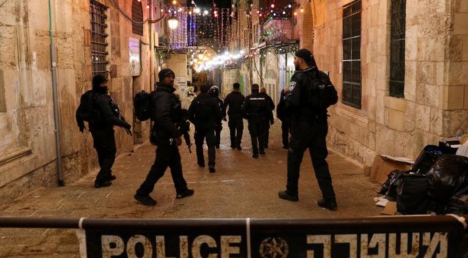 BritishHeraldUK's tweet photo. Fears of wider fights erupts after violence at Jerusalem’s mosque
https://t.co/VsKIe8FSub
#trendingnow #LatestNews #Jerusalem #mosque #Isreal #palastine #mosqueviolence https://t.co/r62MPi3rCw