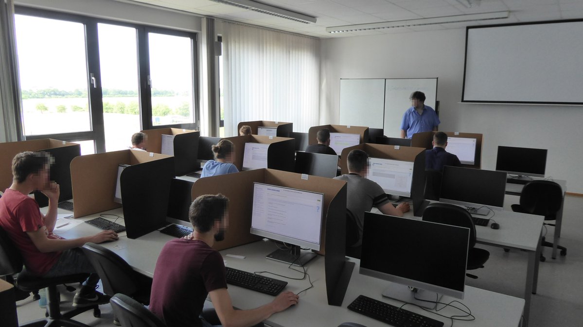 Das ECC8 beschäftigt sich am Standort <a href="/DHBW_Karlsruhe/">DHBW Karlsruhe</a> mit digitalen Prüfungsformen und den technischen und organisatorischen Aspekten von Prüfungsworkflows. Das Ziel ist, faire und didaktisch begründete, rechtssichere und technisch funktionierende Prüfungsprozesse zu schaffen.