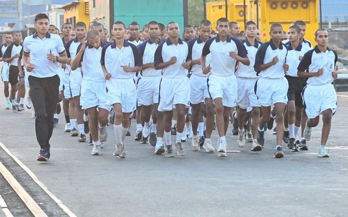 IN_Vikramaditya's tweet image. For #Agniveers #WomenAgniveers every day starts with physical conditioning. Healthy bodies for agile minds. As they become an integral part of #INSVikramaditya &amp;amp; get a preview of life at sea, high on josh, they imbibe the significance of #DutyHonourCourage &amp;amp; #NaamNamakNishaan.