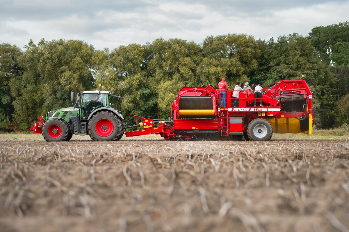 GRIMMEGroup's tweet photo. Thinking about the harvest before planting the potatoes 🥔😍. Review of a beautiful and successful harvest day with an SE 260.
#GRIMME #GRIMMEGroup #potatoharvest #potato #potatoes #harvester #harvesting #agriculture #Fendt #SE260 #agriculture #farming https://t.co/SROXeSs728