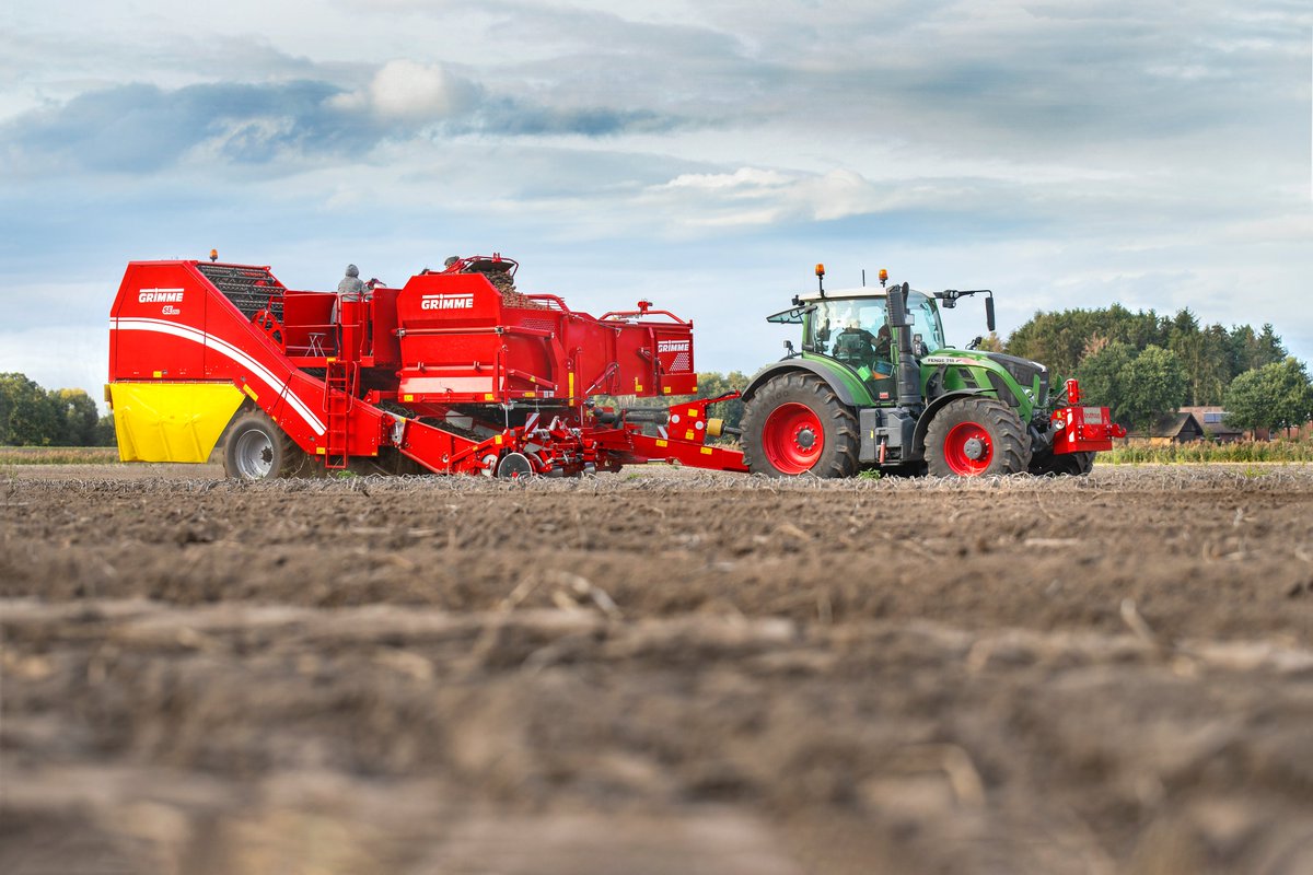 GRIMMEGroup's tweet photo. Thinking about the harvest before planting the potatoes 🥔😍. Review of a beautiful and successful harvest day with an SE 260.
#GRIMME #GRIMMEGroup #potatoharvest #potato #potatoes #harvester #harvesting #agriculture #Fendt #SE260 #agriculture #farming https://t.co/SROXeSs728