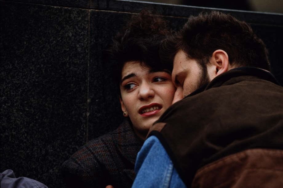 A Bosnian couple hides from #Serb sniper fire during the last peace demonstration before the start of war Bosnia and Herzegovina.

Sarajevo, 6 April 1992

#SarajevoSiege

Photo©️Ron Haviv