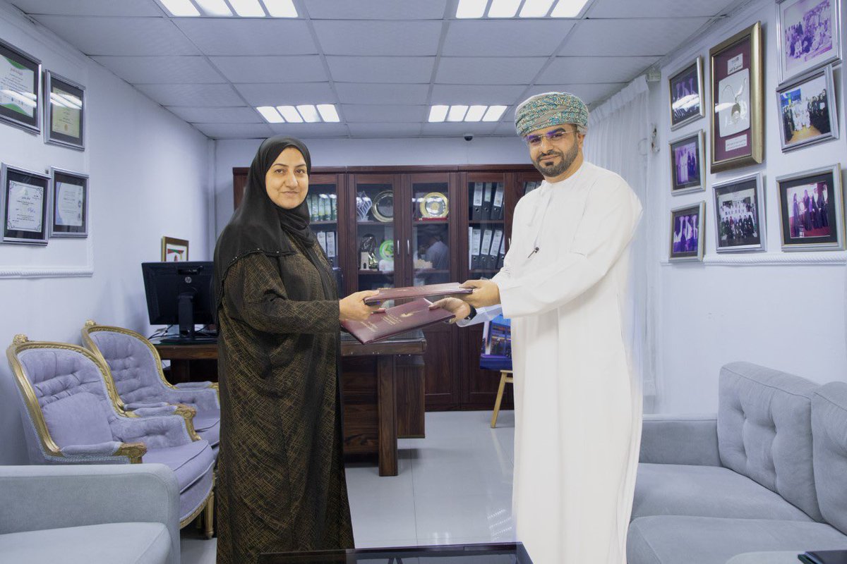 MuscatGas's tweet photo. وقعت جمعية الرحمة لرعاية الامومة و الطفولة اتفاقية مع الحلول التسويقية المتحدة لتوفير اسطوانات غاز للأسر المسجلة بالجمعية لمبادرة الغاز و ذلك ضمن مبادرة نعين و نعاون لشركة مسقط غاز 
#نعين_ونعاون
@Alrahmaoman 
@mgas_om https://t.co/BZkakk2P58