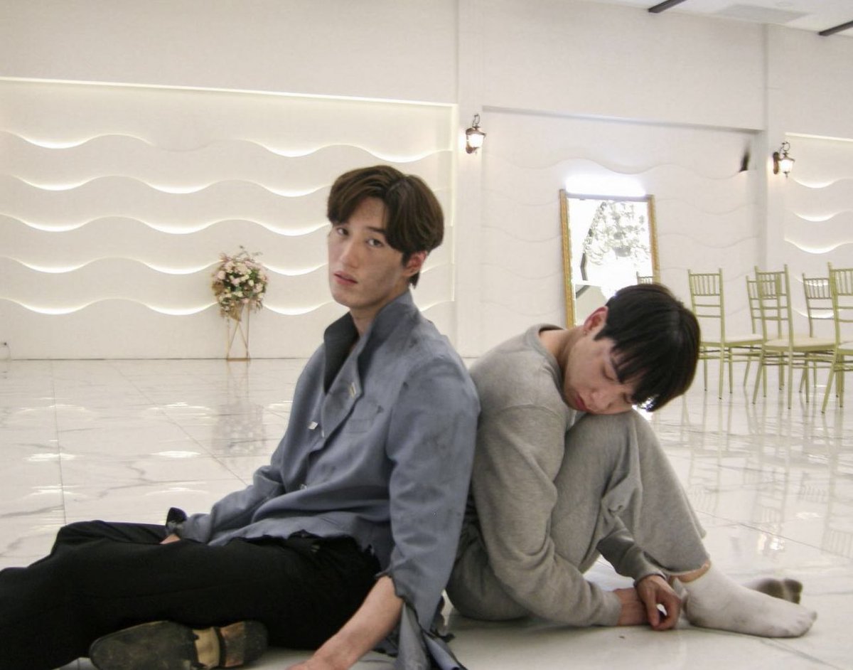 billyseng09's tweet photo. ตอนที่รู้ว่าเขาแสดงเป็นนักแสดงได้ดีมาก เพราะมันคือตอนที่ผม กำลังดูซีรีส์อยู่ เลยรู้ว่าเขายังไม่รู้ว่าต้องแสดงยังไง
#MidnightMuseumFinalEP #thanapob_lee #GunAtthaphan #khathadome https://t.co/LnyZcjLs6d