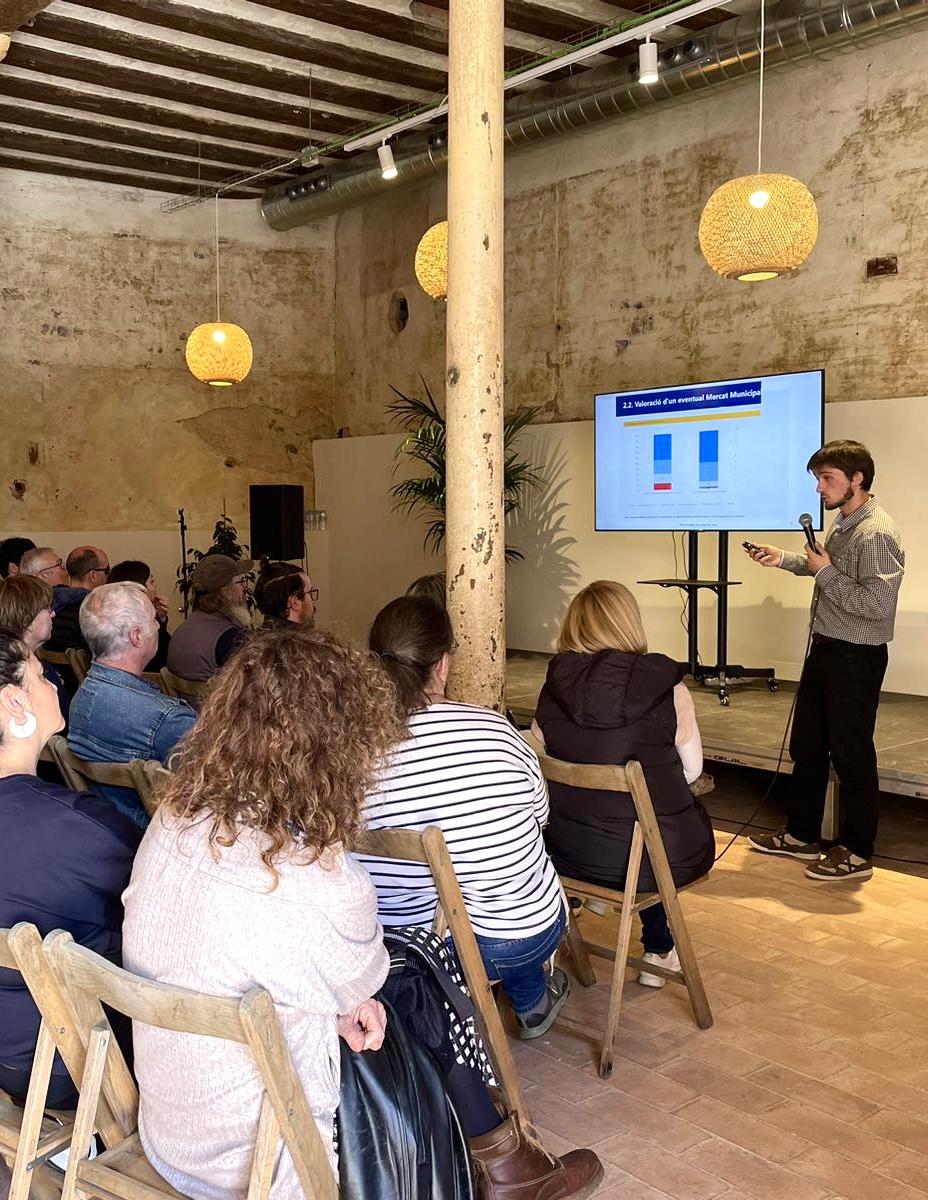 J3B3Economics's tweet image. 😊🛍️Presentació pública a la jornada en la que varem compartir els resultats de les enquestes realitzades prèviament a ciutadania i establiments 

ℹ️ Pla estratègic de comerç a la web bit.ly/3ZIVZBO

Gràcies Tiana!

#acist #tiana #comerçlocal #maresme