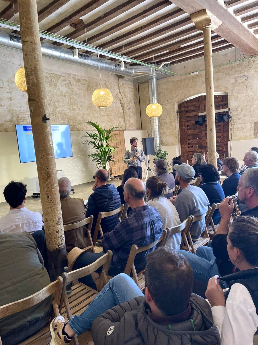 J3B3Economics's tweet image. 😊🛍️Presentació pública a la jornada en la que varem compartir els resultats de les enquestes realitzades prèviament a ciutadania i establiments 

ℹ️ Pla estratègic de comerç a la web bit.ly/3ZIVZBO

Gràcies Tiana!

#acist #tiana #comerçlocal #maresme