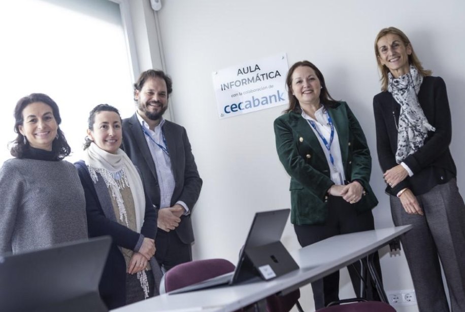 Cecabank_es's tweet photo. #AcciónSocial @Cecabank_es: en nuestro compromiso por reducir la #brechadigital, Aurora Cuadros, nuestra directora corporativa de Securities Services, inauguró hace unos meses la sala TIC de @funsenara premiada en una de nuestras ediciones del Programa #TúEliges. 💻💙 https://t.co/Xr8o1HNVzb