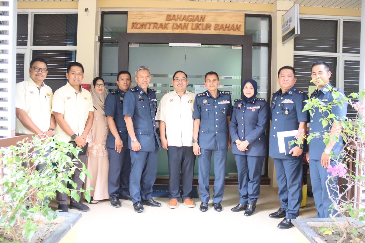 05.04.2023 (Rabu)

Pejabat JKR Kelantan telah menerima kunjungan hormat daripada Pegawai Jabatan Kastam Kelantan. Kunjungan hormat itu disambut oleh wakil Pengarah JKR Negeri Kelantan iaitu Juruukur Bahan Penguasa (Bahagian Kontrak dan Ukur Bahan), Encik Mat Nasir Mat Nawi.