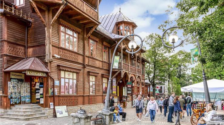 زاكوباني Zakopane بولندا 🇵🇱 من أفضل الوجهات اللي سافرت لها بعائلتي ولاندمت شفت فيها كمية فعاليات وأشياء حلوة للأطفال أجواء ساحرة أسعار رخيصة خيارات السكن كل واحد يقول الزود عندي سنتر زحمة مقاهي فخمة وأنيقة أسواق رخيصة ولاعندهم أي مشكلة مع النقاب والحجاب راح أرجع لها أكثر من مرة