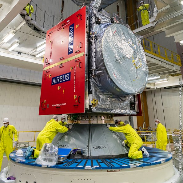 8️⃣ days to launch!

#ESAJuice meets #Ariane5 🛰️🚀😍

Juice has been transferred to the final assembly building and attached to the launcher!

More information and latest high-res images 👉 esa.int/Science_Explor…