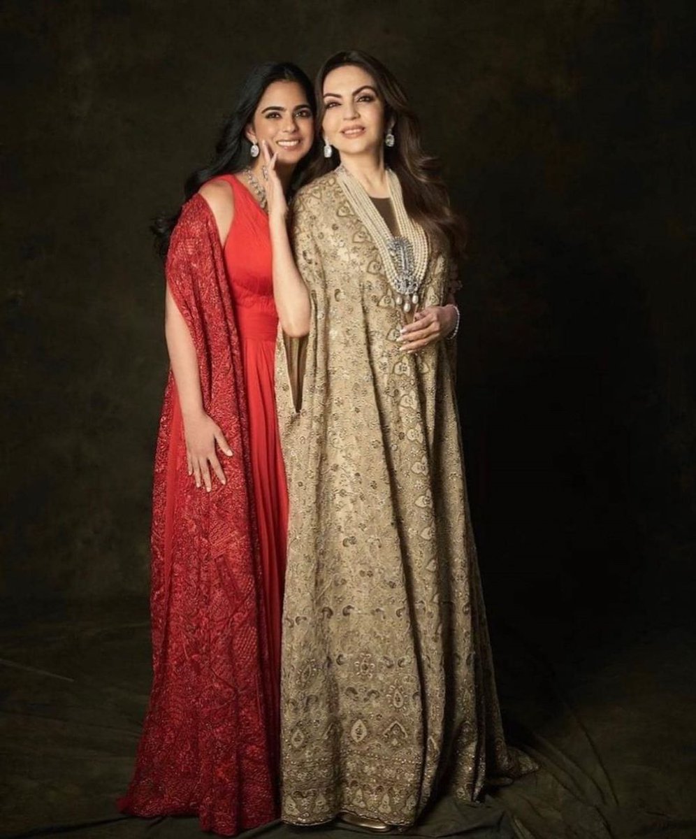 Urvashi57Sharma's tweet photo. Nita Ambani with her beautiful daughter Isha Ambani.
#nmacc_india #nitamukeshambanicuturalcentre #mumbai @nmacc_india https://t.co/LUDX7PrYVg