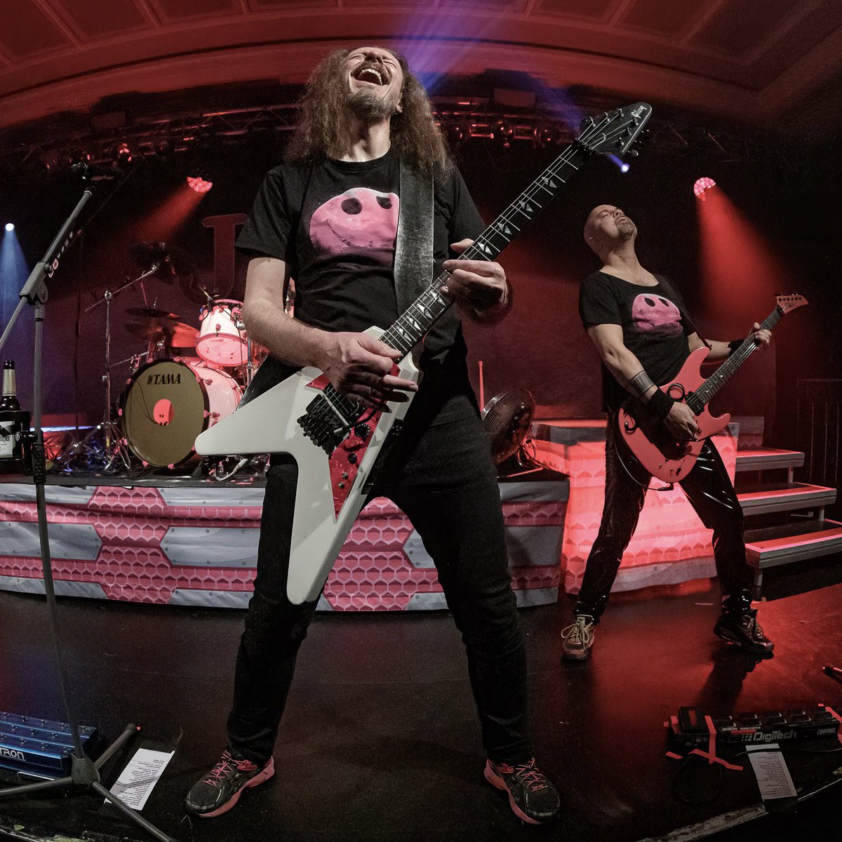 Ich weiß schon gar nicht mehr, wie sich’s anfühlt… und jetzt nur noch 9 Tage bis zur nächsten Show in der <a href="/GARAGE_SB/">GARAGE Saarbrücken</a> - ich freu mich saumäßig! 😍🥰

Pic.: @rattenscharfephotos 

#jbolive #jbotour #hannesundvito #vitoundhannes #gibson #gibsonguitar #gibsonflyingv90double