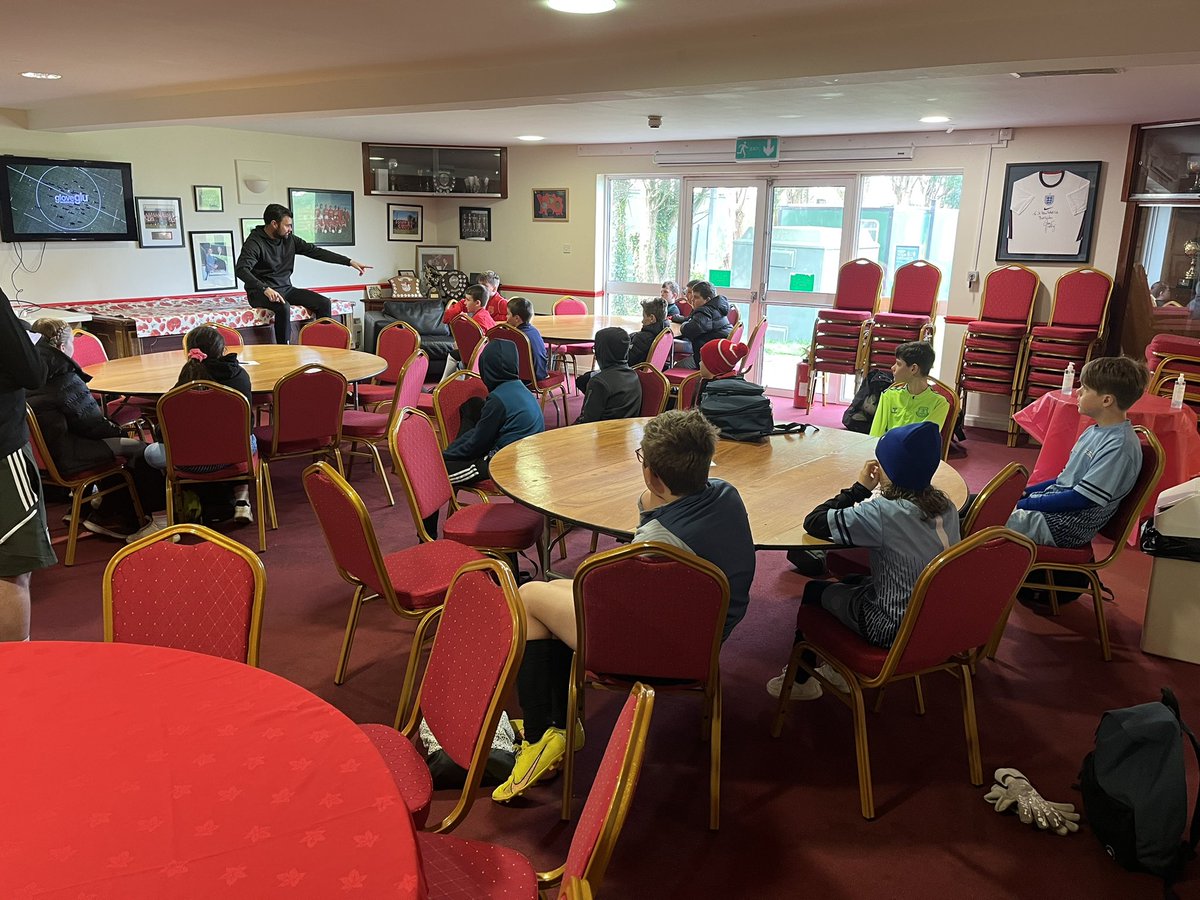 SSC_Goalkeeping's tweet photo. Martin Brennan @gloveglu 
Session starts as St Peter FC https://t.co/wWuNwSKzHD