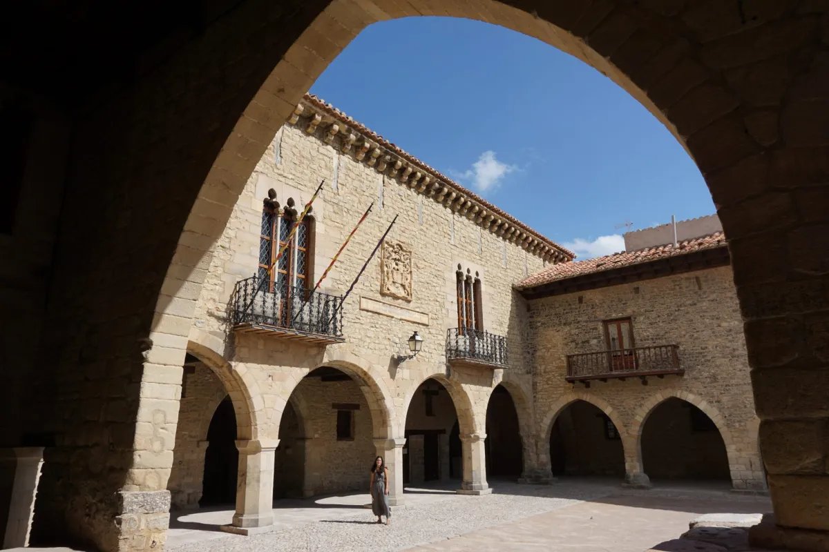 LosPueblosmbe's tweet photo. Cantavieja (Teruel), Su fisionomía de trazado medieval invita a callejear por rincones y asomarse a sus miradores, donde Templarios, San Juanistas, y Carlistas han dejado su sello y sus recuerdos en forma de edificaciones, historias, gastronomía, caminos y sendas. https://t.co/4ZDlRRXPbC
