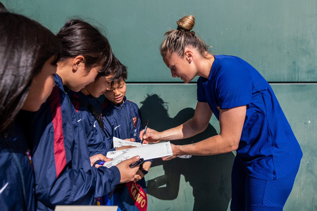 Les nostres jugadores s'han apropat a les nenes que hi participen a la #BarcaAcademyWorldCup 😍

@BarcaAcademy