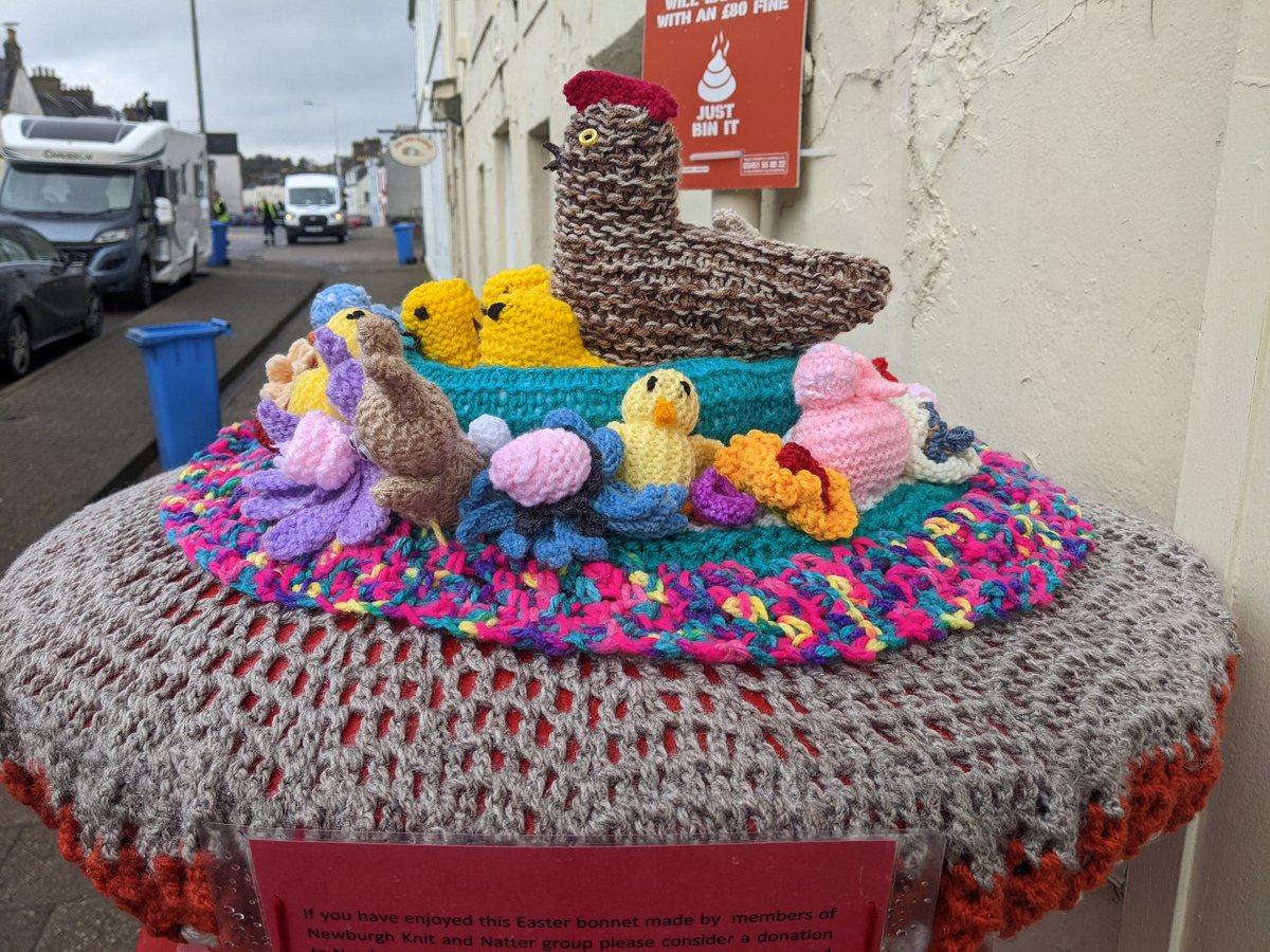 Steenee88's tweet photo. #NewburghFife getting into the Easter spirit, so cute and creative. Such a great community. #Easter #cute #knitting #creativity #community #crafting #postoffice  #chicken https://t.co/I4SIfcFzsk
