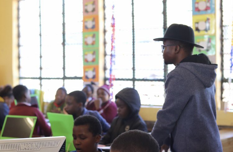 Geekulcha's tweet image. Moses started his tech journey at a Youth ICT and Business VacWork and here, he is mentoring primary school learners at a VacWork 🙌

#gkVacWork