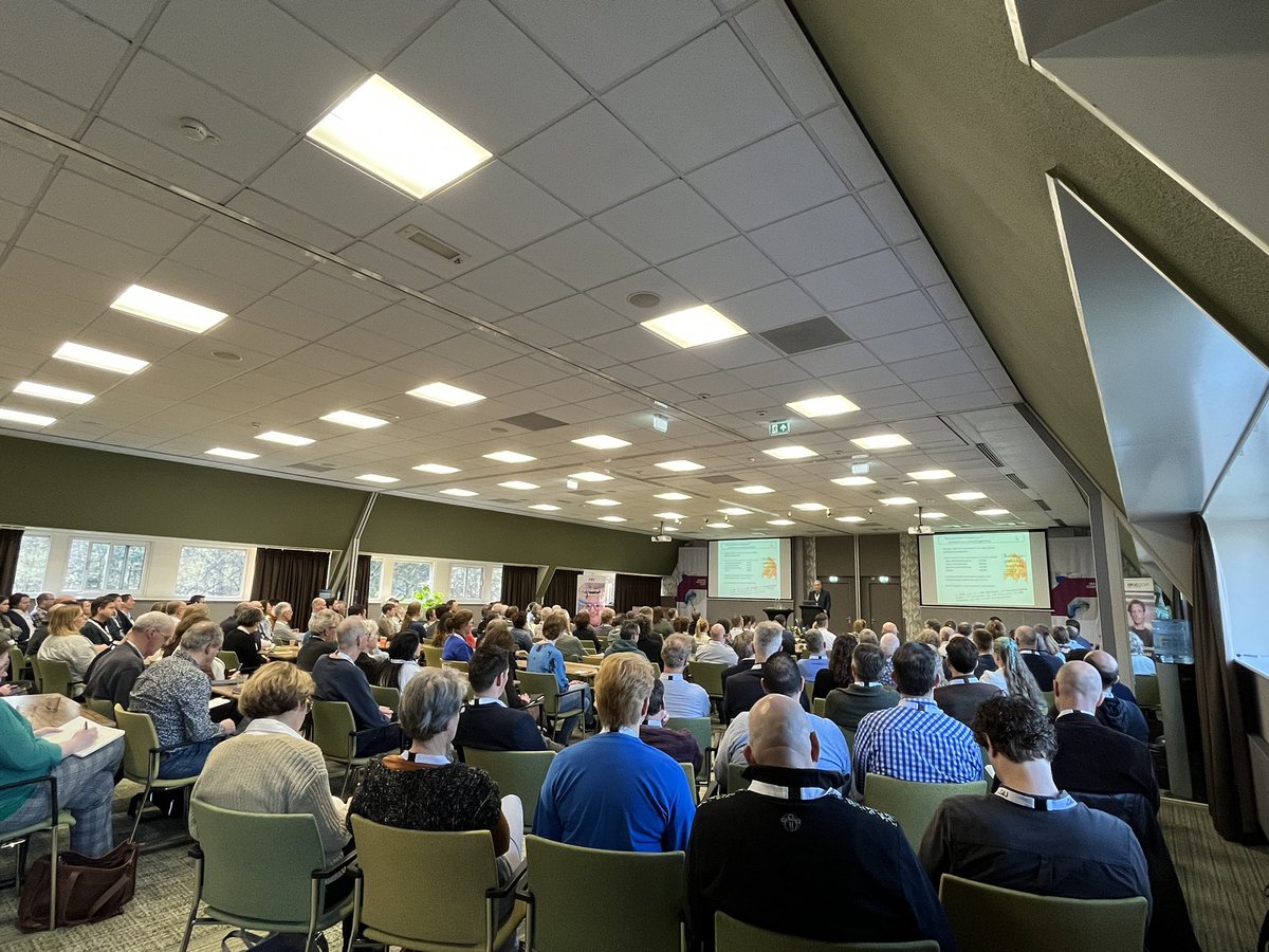 arbeidshygiene's tweet photo. Vandaag en morgen het #NVvA @arbeidshygiene symposium over de Arbeidshygienist als makelaar. Geopend door voorzitter Joost van Rooij en de eerste plenaire presentatie over ‘Pesticiden en Parkinson’ van Sirwan Darweesh en Susan Peters. 
Volle bak bij @Woudschoten 👍🏻 https://t.co/guni7g35wS