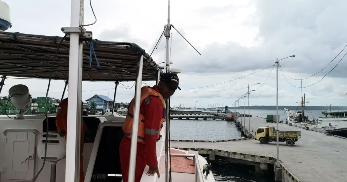 HumasSARKendari's tweet photo. Buton Selatan, 05/04 Ops SAR terhadap 1 buah kapal yang mengalami mati mesin disekitar perairan batuatas oleh Tim Rescue Pos SAR Baubau dgn menggunakan RB 210
#basarnaskendari
#possarbaubau
#rb210
#humassar304 https://t.co/RvViLCv08e