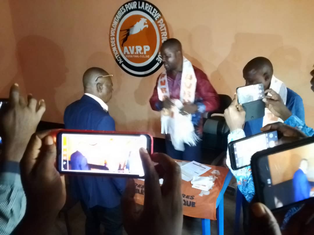 Yannickmbombo1's tweet photo. Le parti pol. #AVRP du #Minesu @butondonzangi vient d'enregistrer une adhésion de taille à mbandaka. Il s'agit du prof permanent de l'#UNIMBA #CHRISTOPHE #KOYORONUA, qui promet de mettre à profit son savoir pour avancer le parti à l'Equateur. Bne chance. https://t.co/NDIHNtb1L4
