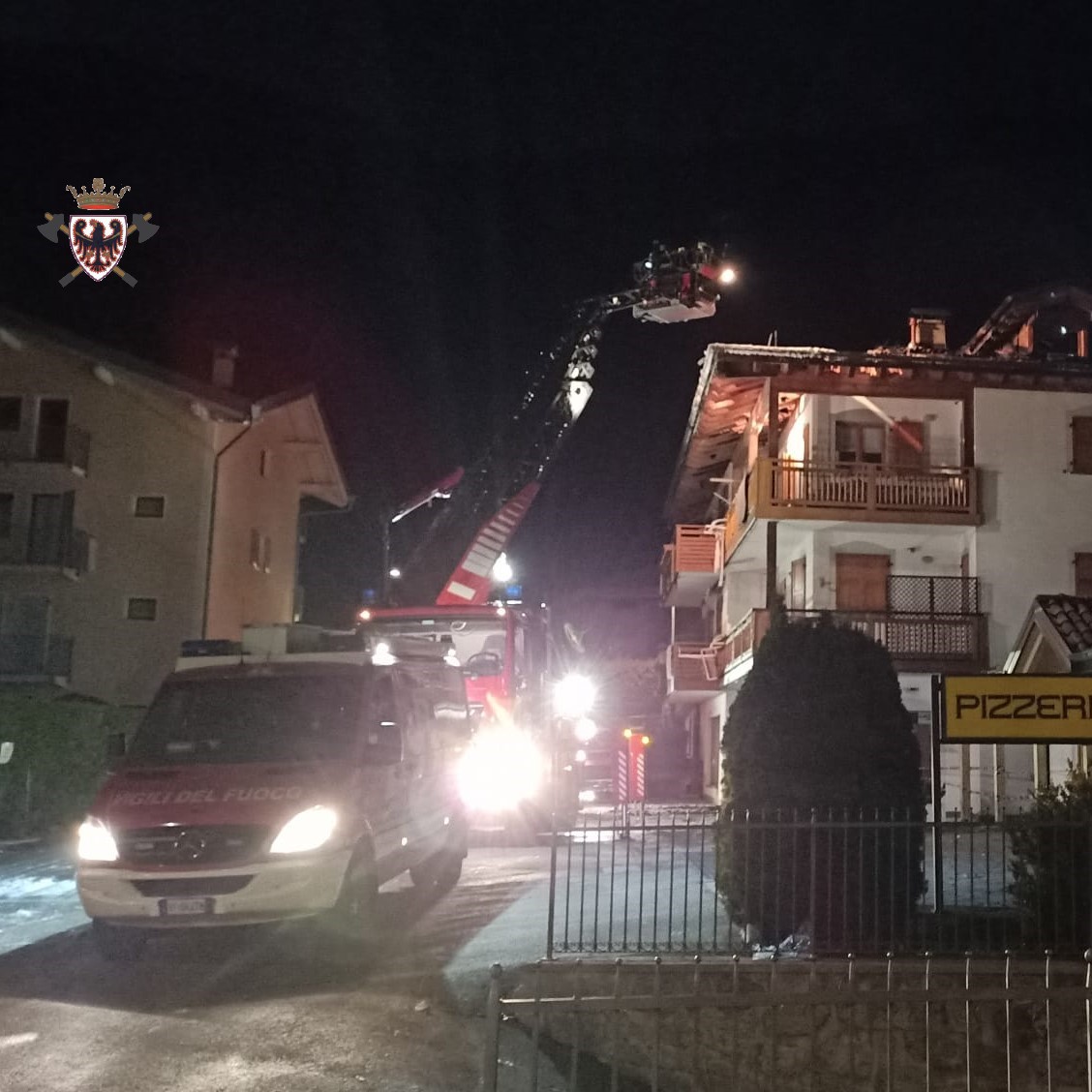 fedvvfvoltn's tweet photo. Un furioso #ncendio è divampato ieri sera, attorno alle 20, in località Fontanedo a #Roncone. Ingenti i danni, con il tetto di una palazzina distrutto dalle fiamme. Impegnati, fino alle 5 di oggi, un centinaio di vigili del fuoco volontari. #vvftrentino https://t.co/2sGl5VL1oe