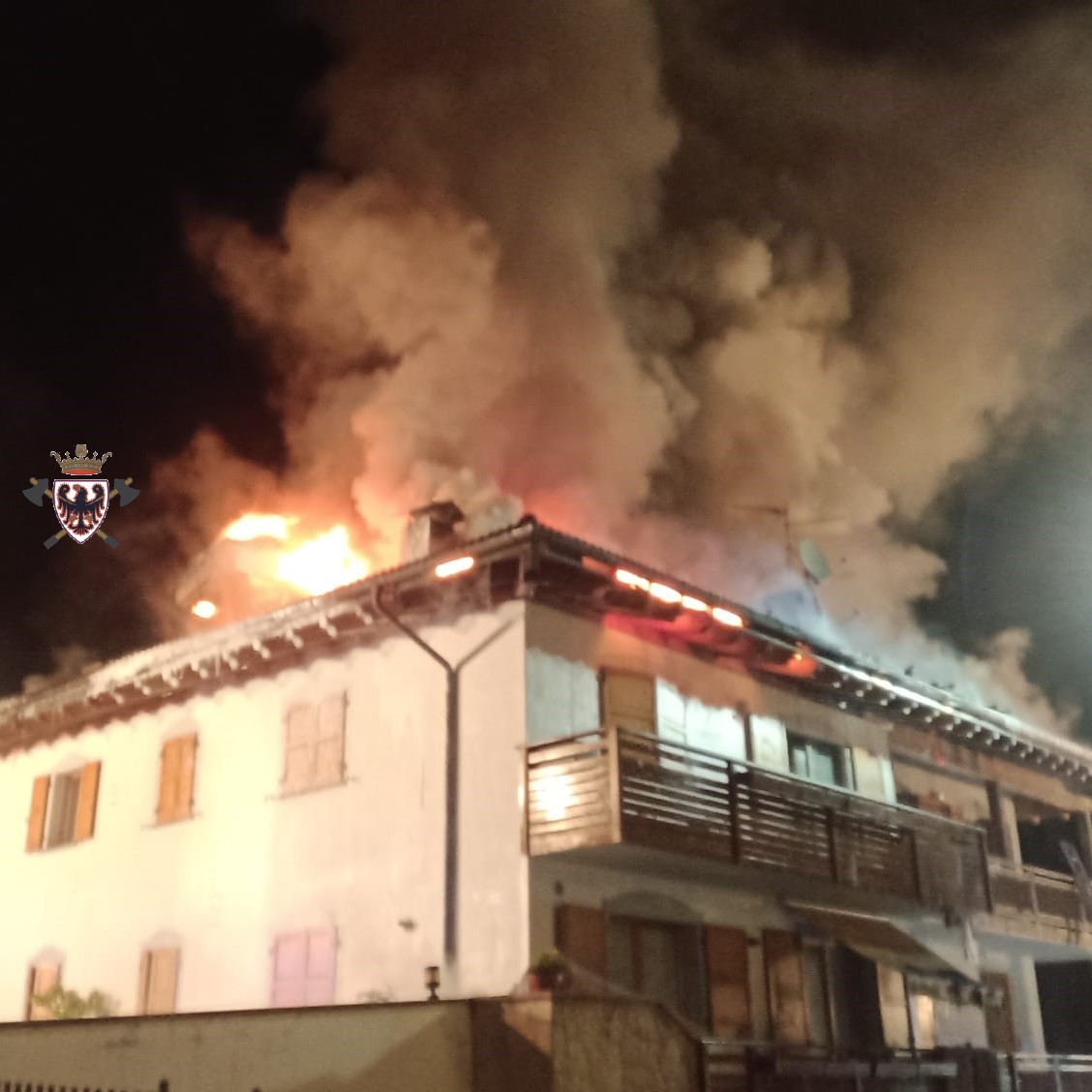 fedvvfvoltn's tweet photo. Un furioso #ncendio è divampato ieri sera, attorno alle 20, in località Fontanedo a #Roncone. Ingenti i danni, con il tetto di una palazzina distrutto dalle fiamme. Impegnati, fino alle 5 di oggi, un centinaio di vigili del fuoco volontari. #vvftrentino https://t.co/2sGl5VL1oe