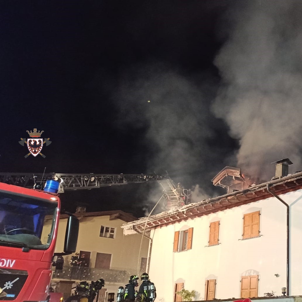 fedvvfvoltn's tweet photo. Un furioso #ncendio è divampato ieri sera, attorno alle 20, in località Fontanedo a #Roncone. Ingenti i danni, con il tetto di una palazzina distrutto dalle fiamme. Impegnati, fino alle 5 di oggi, un centinaio di vigili del fuoco volontari. #vvftrentino https://t.co/2sGl5VL1oe