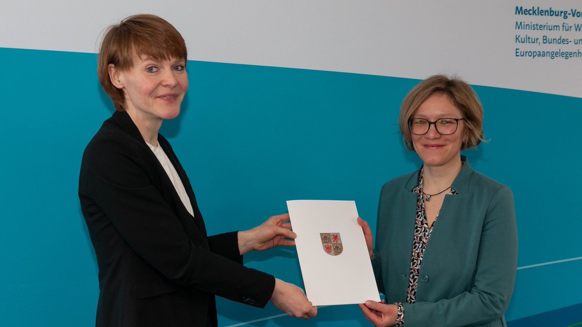 Herzlichen Dank an Staatssekretärin Susanne Bowen für die feierliche Ernennung zur Universitätsprofessorin in Mecklenburg-Vorpommern! Talentierte Frauen fördern und für die Universität engagieren - Ihren Wünschen komme ich gerne nach. 
regierung-mv.de/Landesregierun…