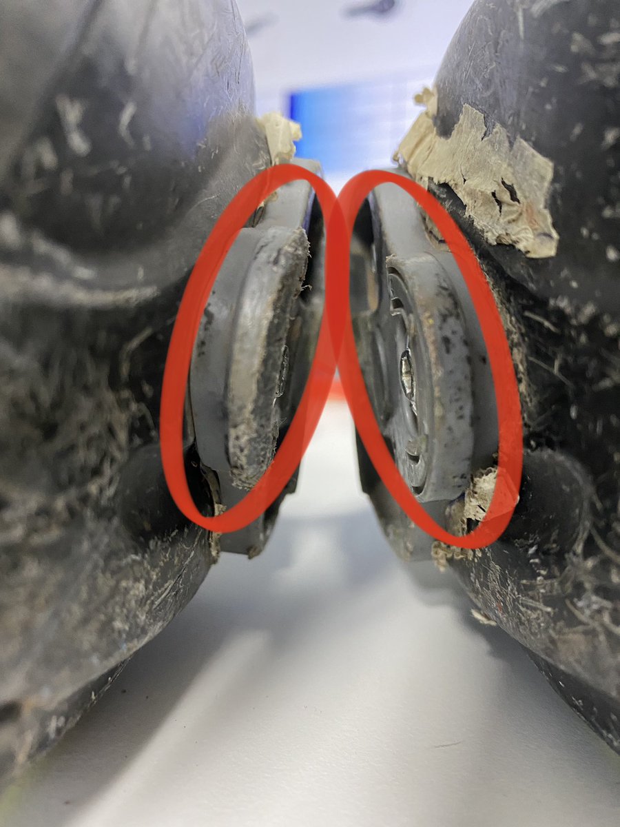 OSBiomecanica's tweet photo. 🔴¿Ves la diferencia de desgaste en las calas? #biomecanica #estudiobiomecanico #ciclismo https://t.co/COOG0uVBzF