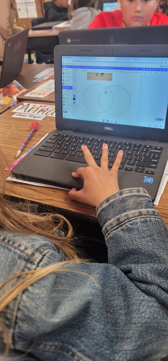 JuanNav1217's tweet photo. Science...graphic organizers... and blended learning all in one today. My students analyzed a parent, and it's offspring for similarities and differences in their inherited and learned traits. https://t.co/ffRYdPaAKU