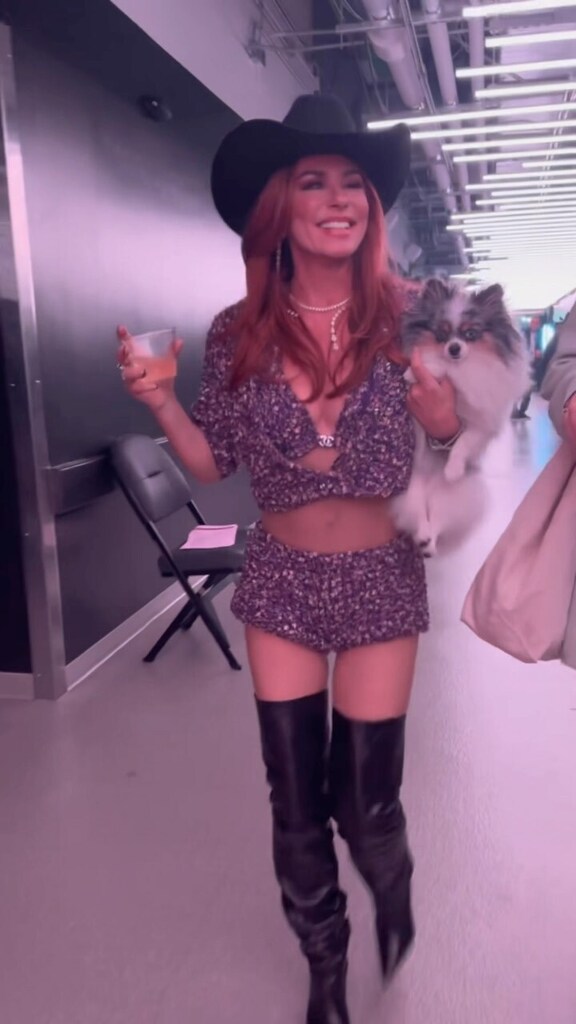 TheExtensionRm's tweet photo. Can we just take a moment for the queen😍😍 if this isn’t me at 57 I don’t want ittt @shaniatwain ✨ https://t.co/ci2J5QLvk8 https://t.co/pzC2Dr4Pqf