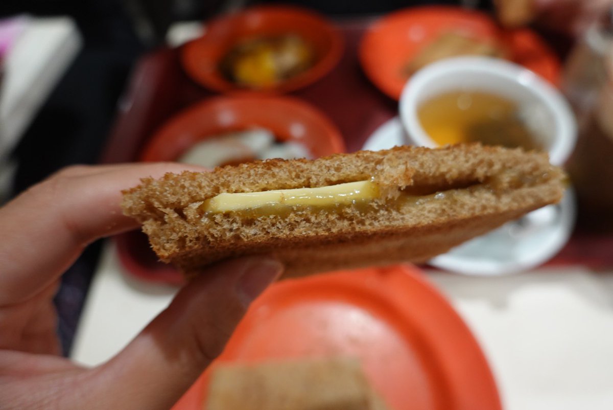 mkkdiary's tweet photo. シンガポールのソウルフード②
【 Kaya Toast カヤトースト】

📍Ya Kun Kaya Toast 

✍🏻かる〜いサクサクトーストがラスクみたいで定番のKayaジャム＋バター美味しすぎた！

周りの方が卵に醤油をたらして絡めて食べてたので真似してみた🤤

（１枚目シュガーバター・３枚目Kayaジャム＋バター） https://t.co/M2HN4Z7PNd