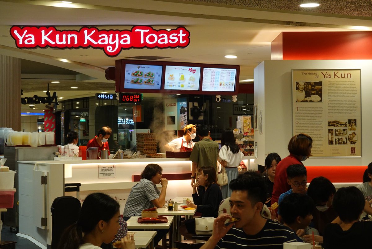 mkkdiary's tweet photo. シンガポールのソウルフード②
【 Kaya Toast カヤトースト】

📍Ya Kun Kaya Toast 

✍🏻かる〜いサクサクトーストがラスクみたいで定番のKayaジャム＋バター美味しすぎた！

周りの方が卵に醤油をたらして絡めて食べてたので真似してみた🤤

（１枚目シュガーバター・３枚目Kayaジャム＋バター） https://t.co/M2HN4Z7PNd