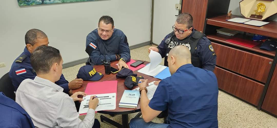 Seguimos articulando.
Las jefaturas de <a href="/fuerzapublicaCR/">Fuerza Pública CR</a> de #Cartago tuvieron una reunión en la Municipalidad de Turrialba para trabajar juntos por la seguridad de las familias del cantón. Hace unos días me reuní con diputados para generar esfuerzos conjuntos.
