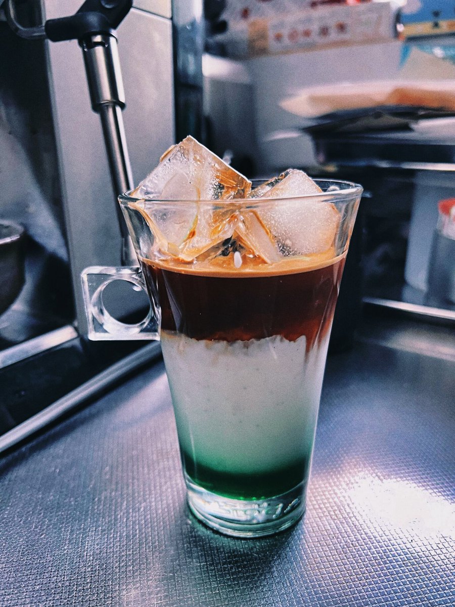 sendai_jyouhou's tweet photo. アイスラテアート
@nob_caffe さんのイルガチャフィで。
アイスラテにミントシロップの組み合わせが今のお好み。
EC680 In 15g Out 30ml
#アイスラテ #デディカ #EC680 https://t.co/13zL5PCi7s